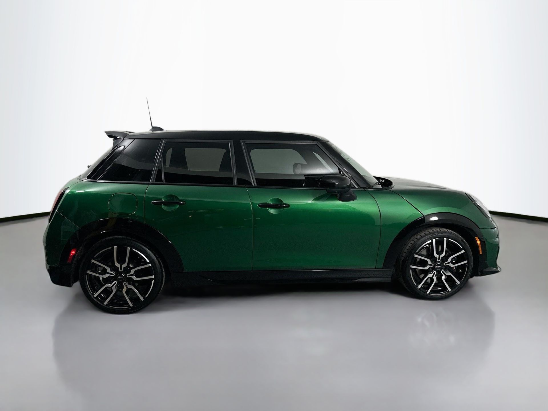 2025 Mini Cooper S Hardtop 4 Door photo 2
