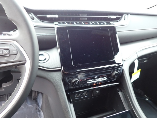2025 Jeep Grand Cherokee Laredo photo 17