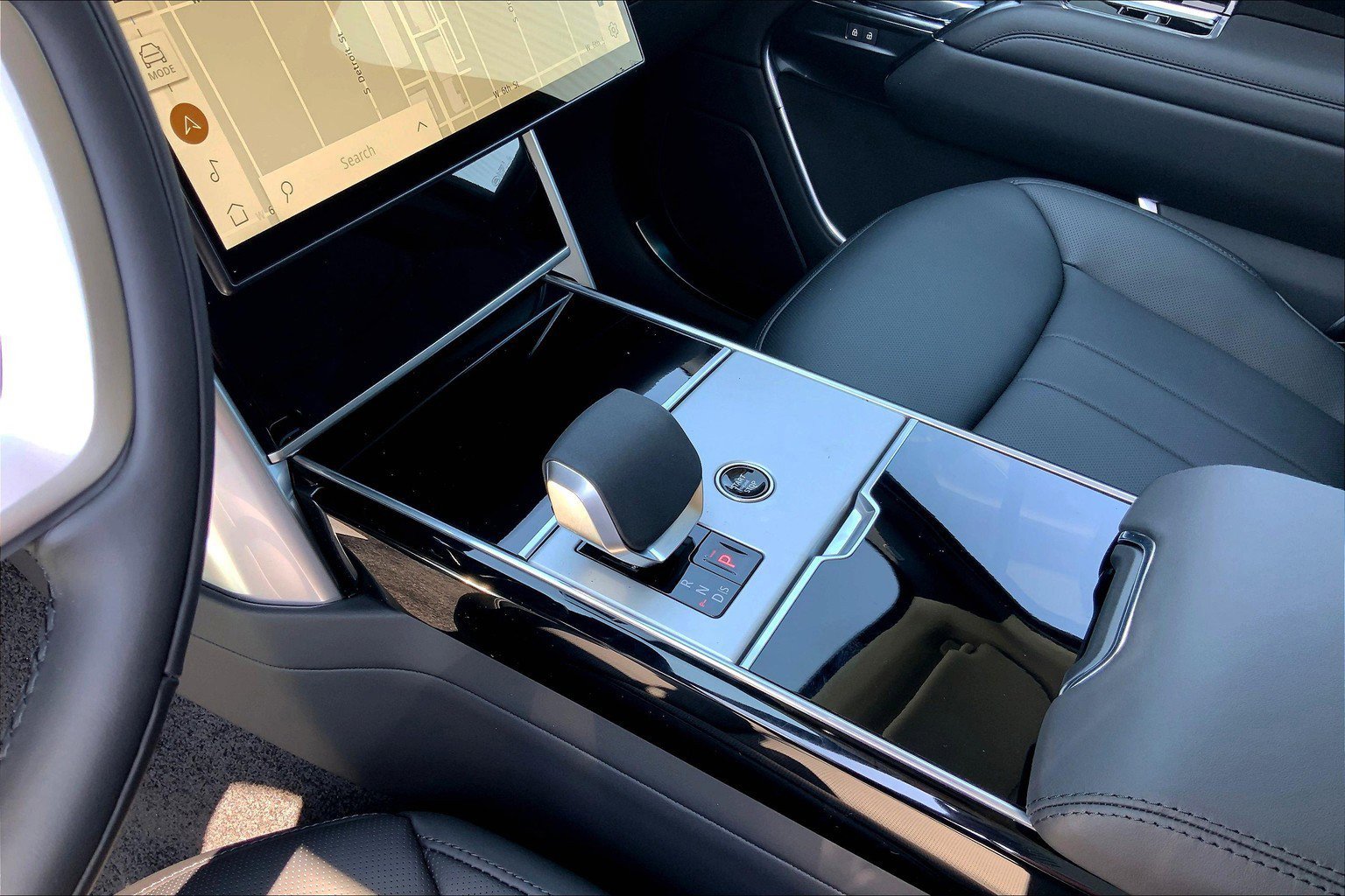 2025 Land Rover Range Rover SE photo 6