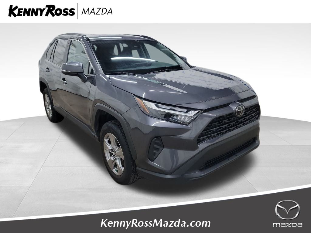2024 Toyota RAV4 XLE's photo