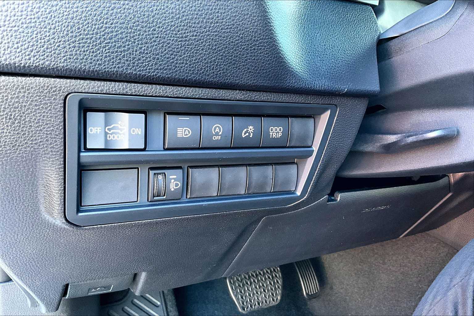 2025 Toyota Tundra SR5 CrewMax photo 17