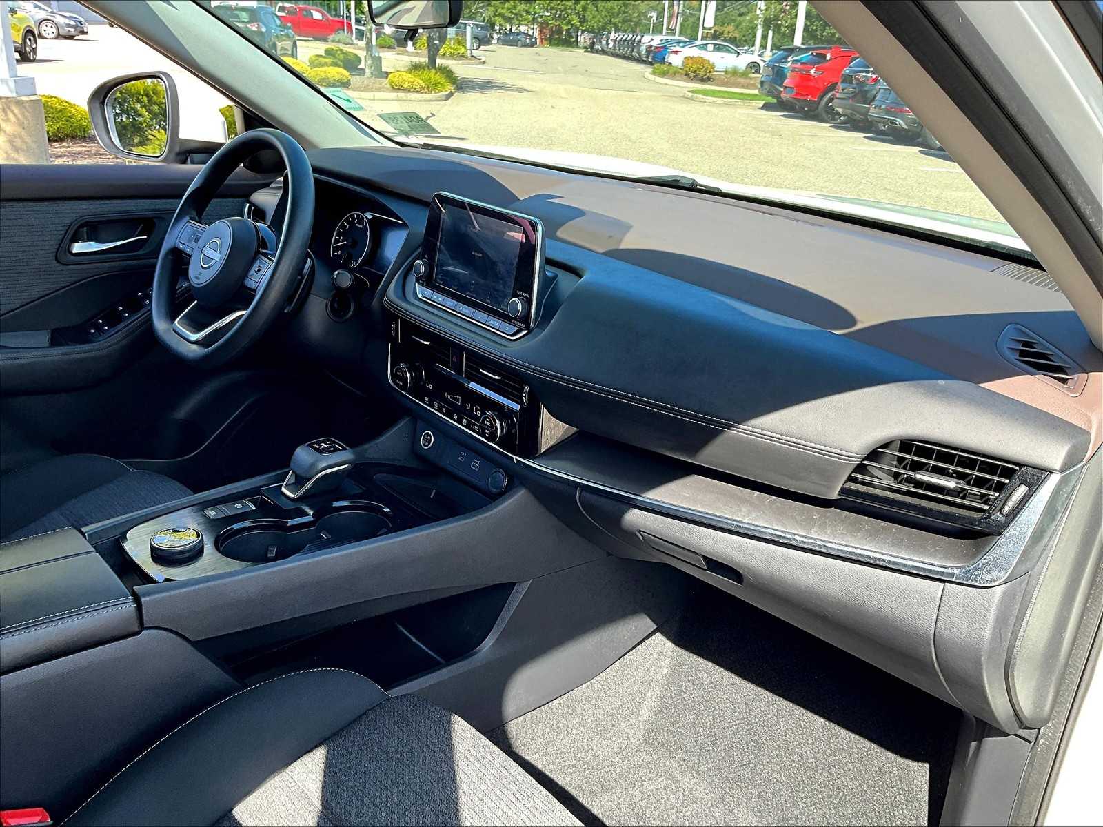 2022 Nissan Rogue SV photo 13