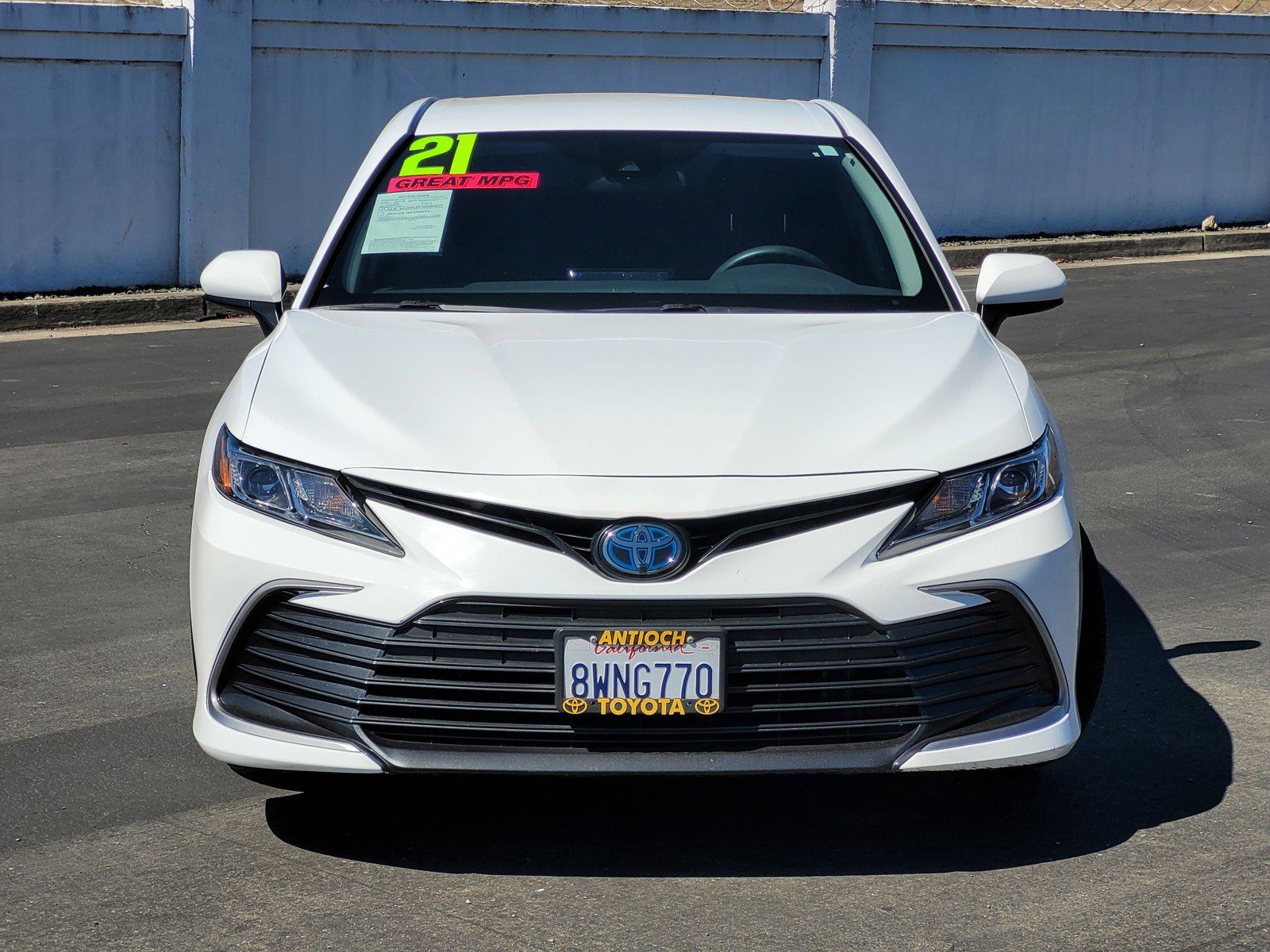 2021 Toyota Camry Hybrid LE photo 2