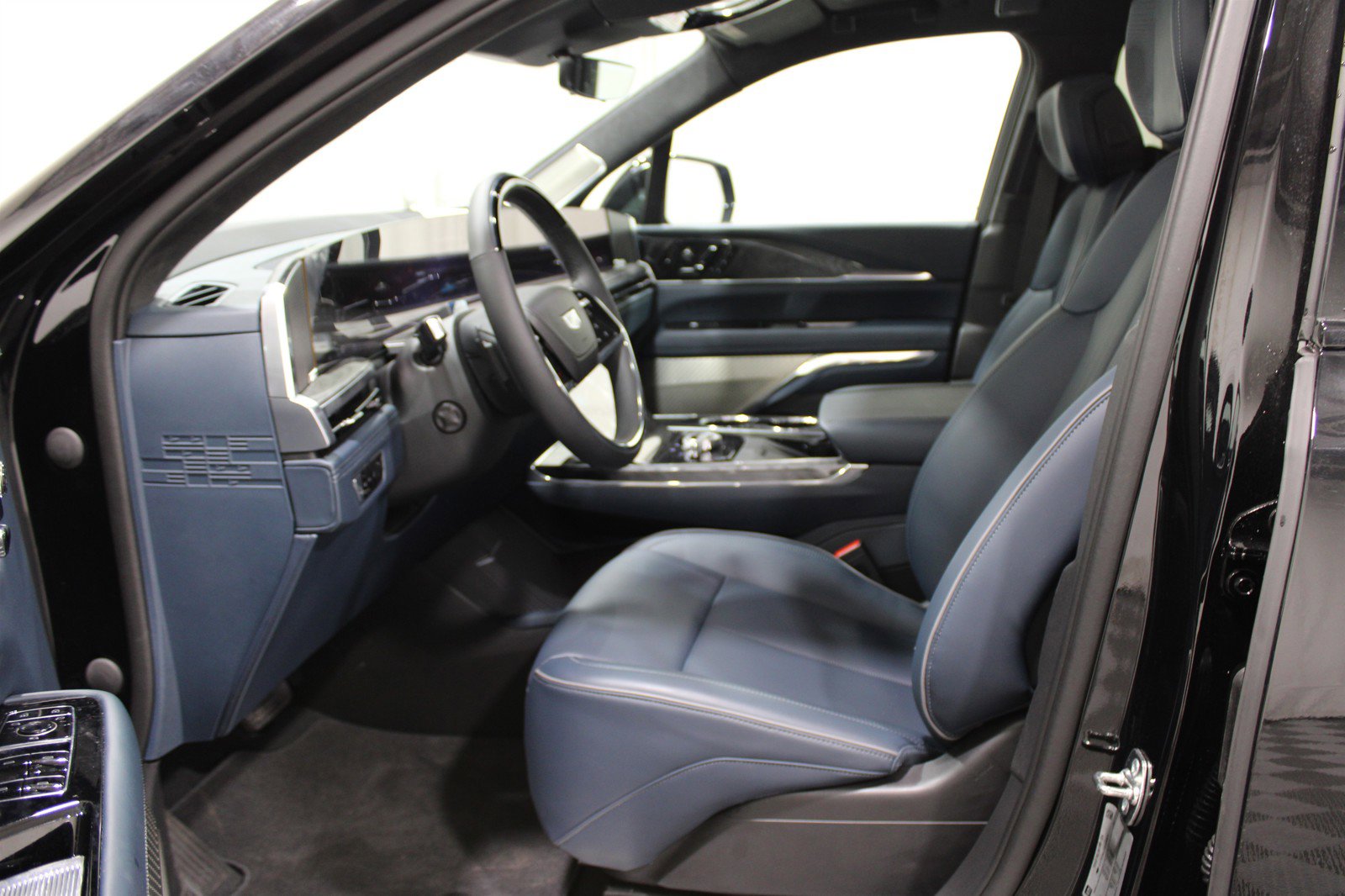 2025 Cadillac Escalade IQ Luxury photo 3