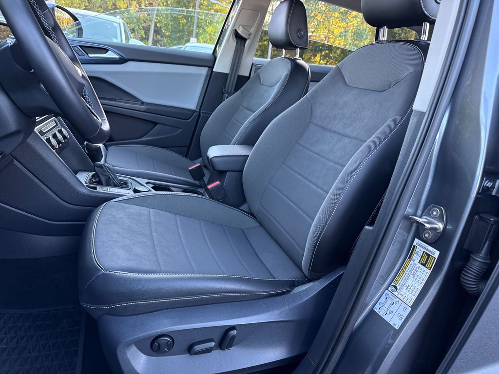 2022 Volkswagen Taos SE photo 3