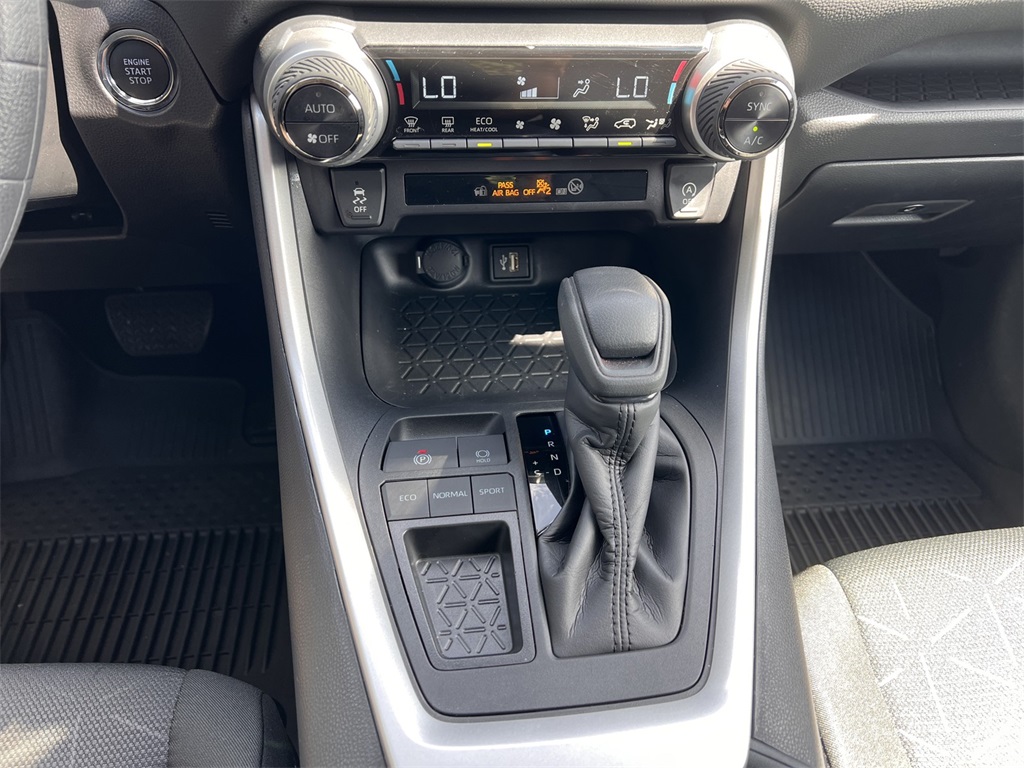 2024 Toyota RAV4 XLE photo 27