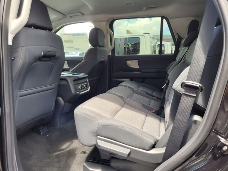 2025 Ford Expedition photo 4