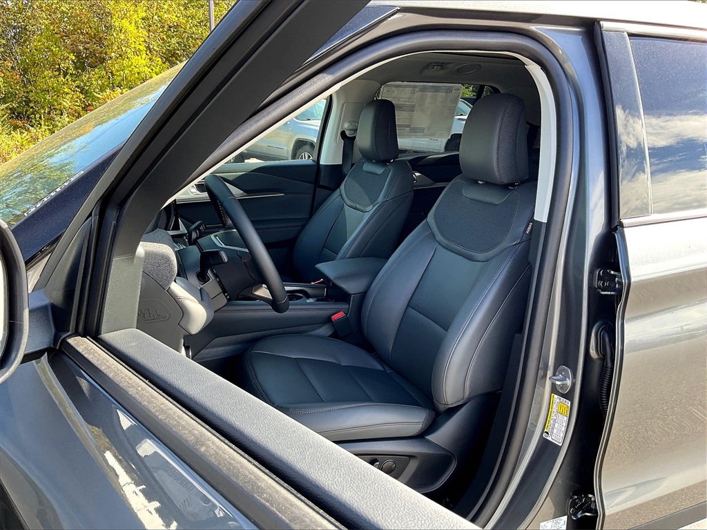 2025 Ford Explorer photo 10
