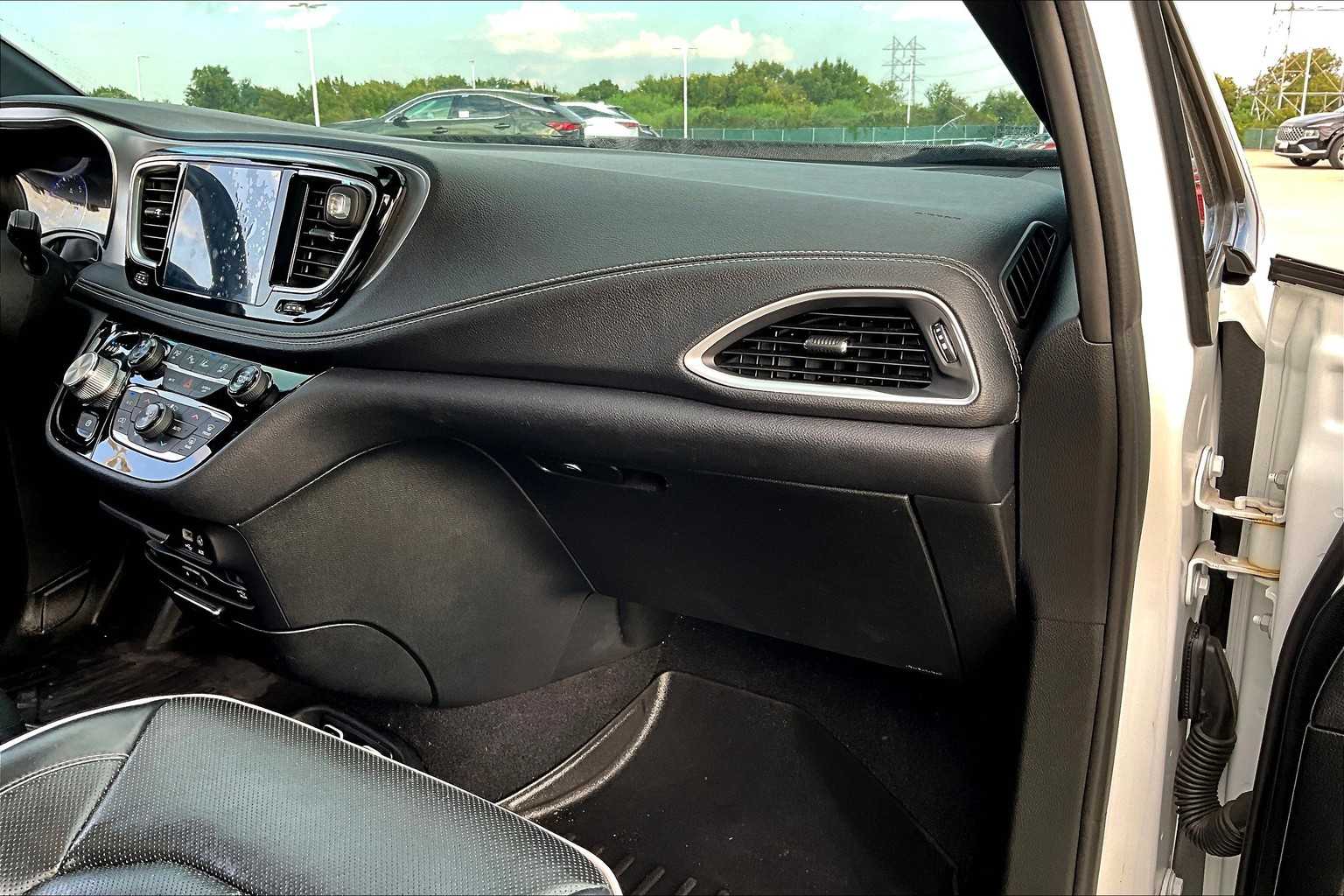 2018 Chrysler Pacifica Limited photo 15