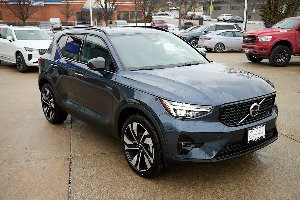 2026 VOLVO XC40 - Image 3