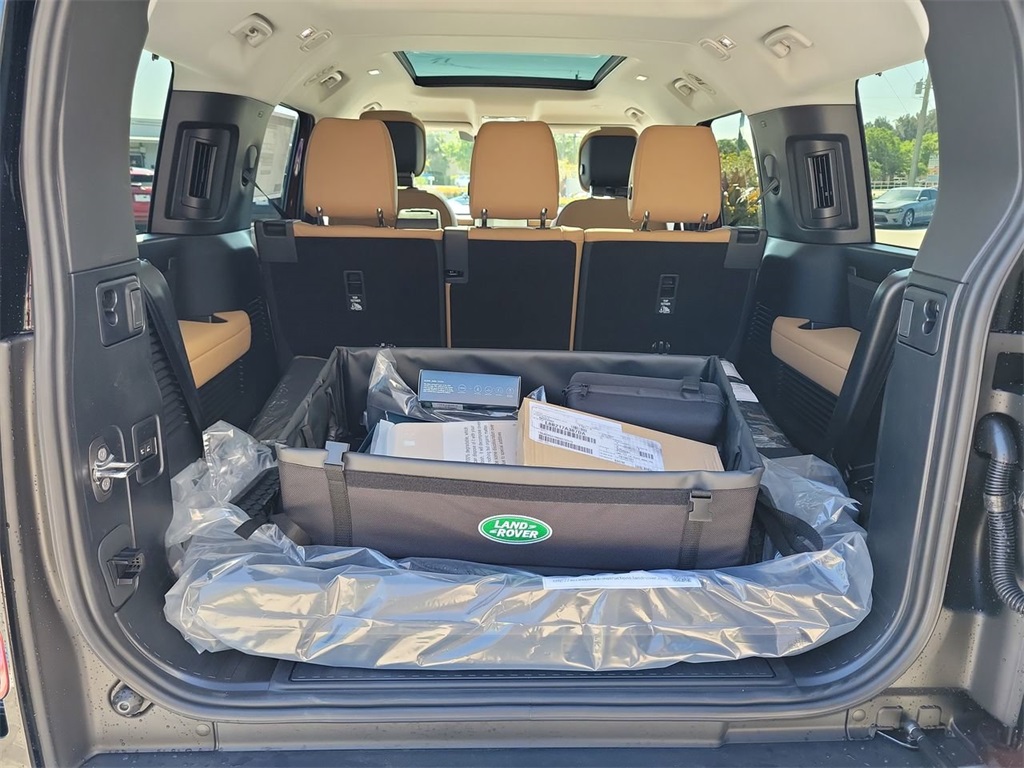 2025 Land Rover Defender 130 S photo 9