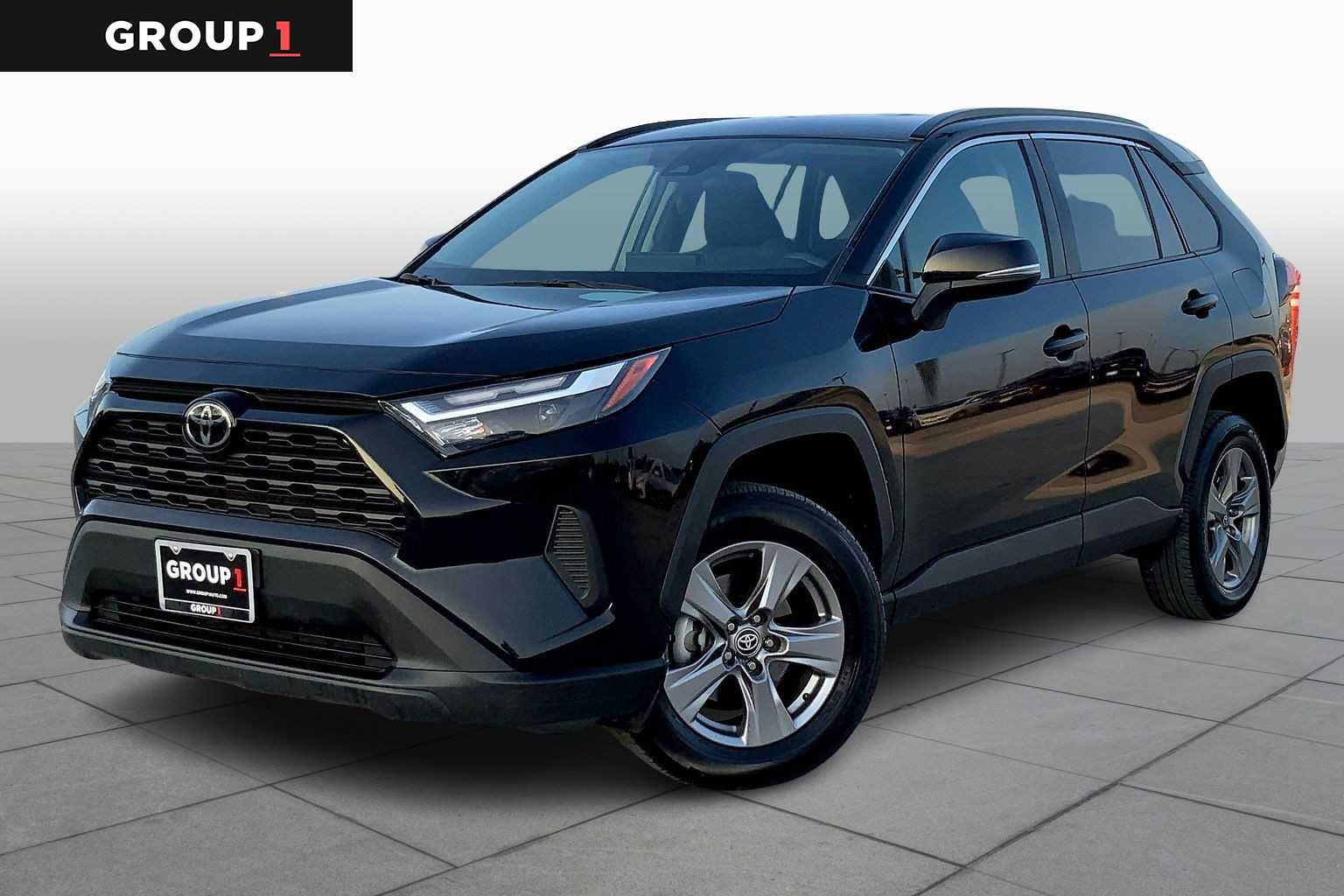 2024 Toyota RAV4 XLE's photo