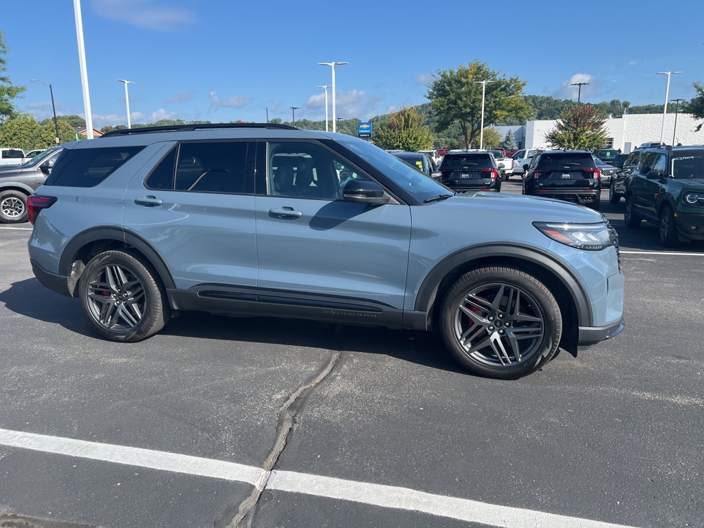 2025 Ford Explorer ST photo 2