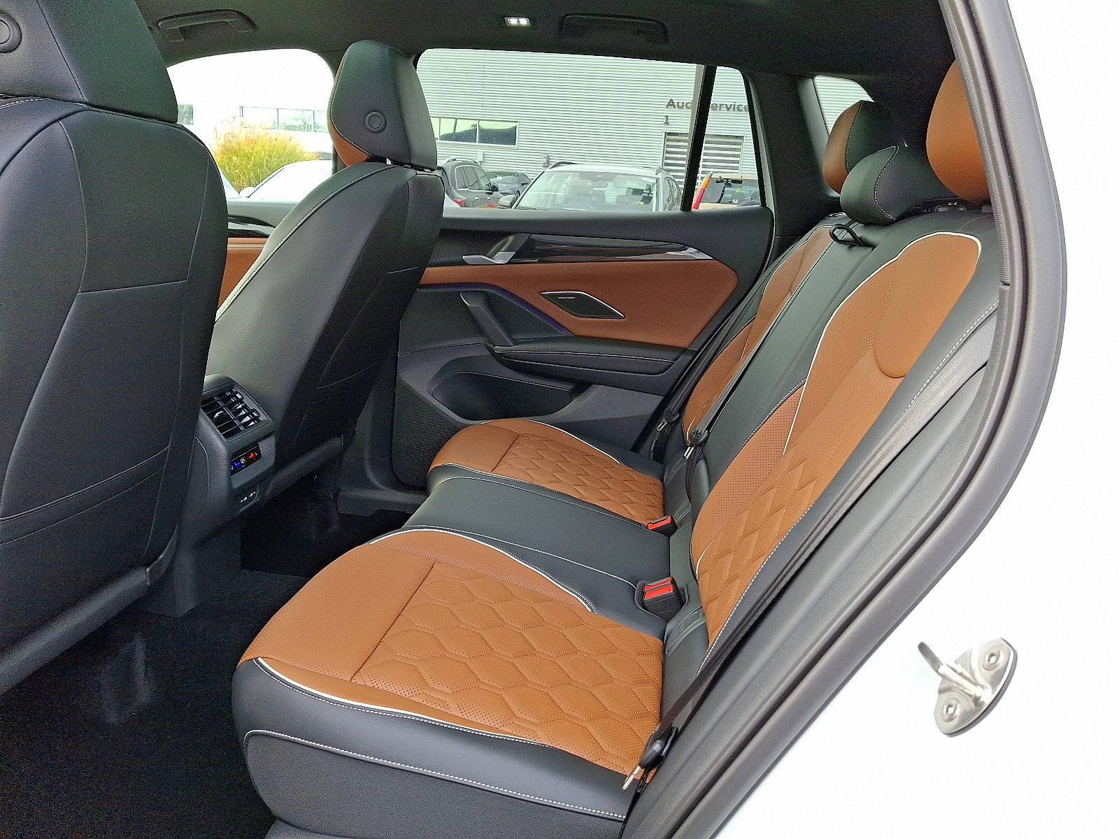 2026 Volkswagen Tiguan SEL R-Line photo 4