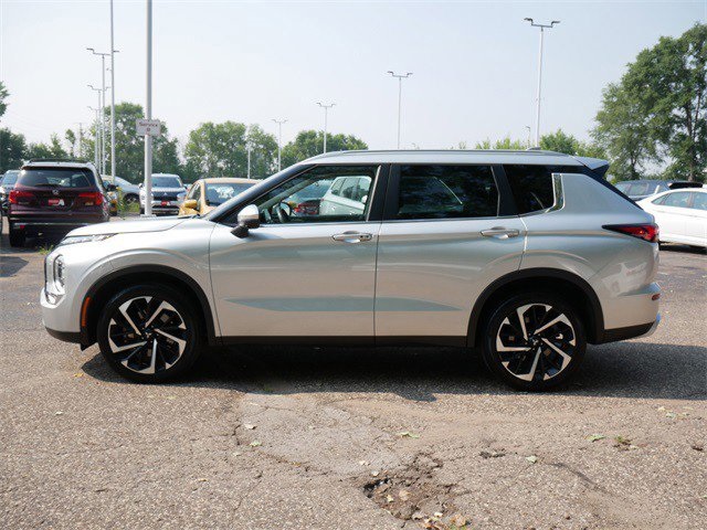 2022 Mitsubishi Outlander SE photo 3