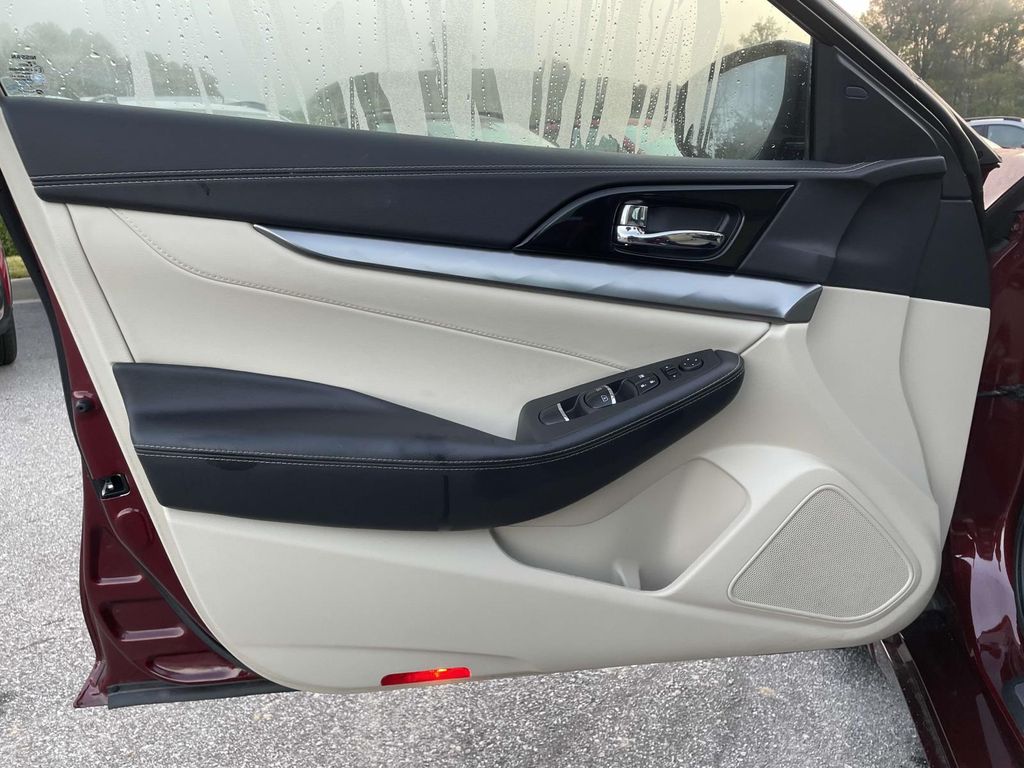 2020 Nissan Maxima SV photo 5