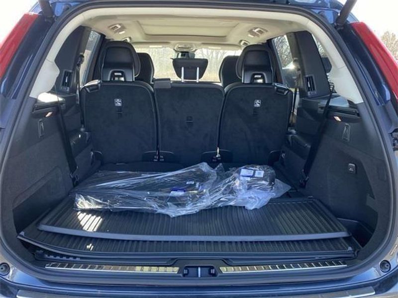 2025 Volvo XC90 AWD Plus photo 8