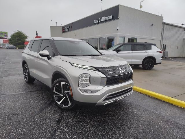 2023 Mitsubishi Outlander SE's photo