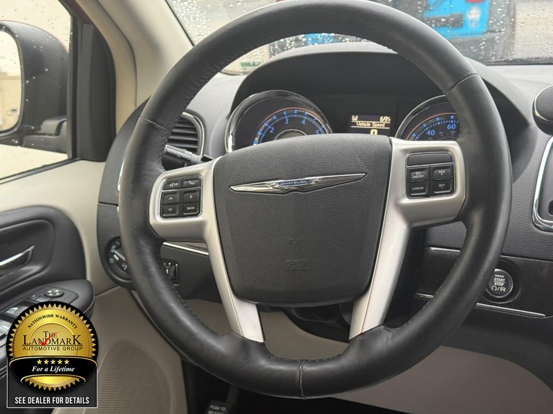 2016 Chrysler Town & Country Touring photo 14