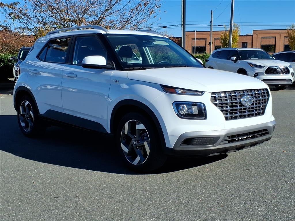 2024 Hyundai Venue SEL photo 3