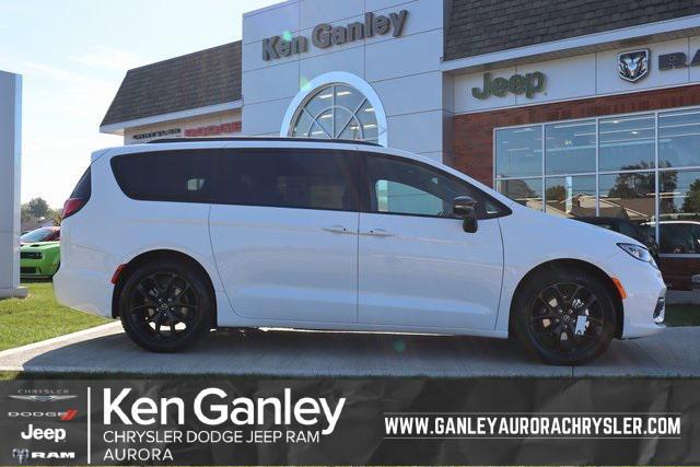 2026 Chrysler Pacifica Limited's photo