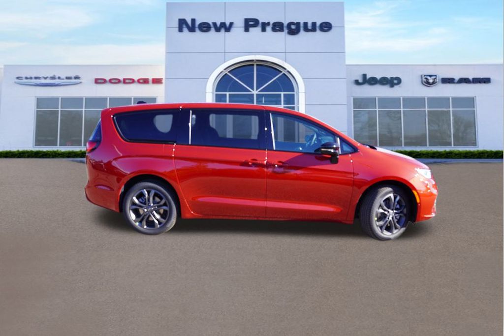 2026 Chrysler Pacifica photo 2
