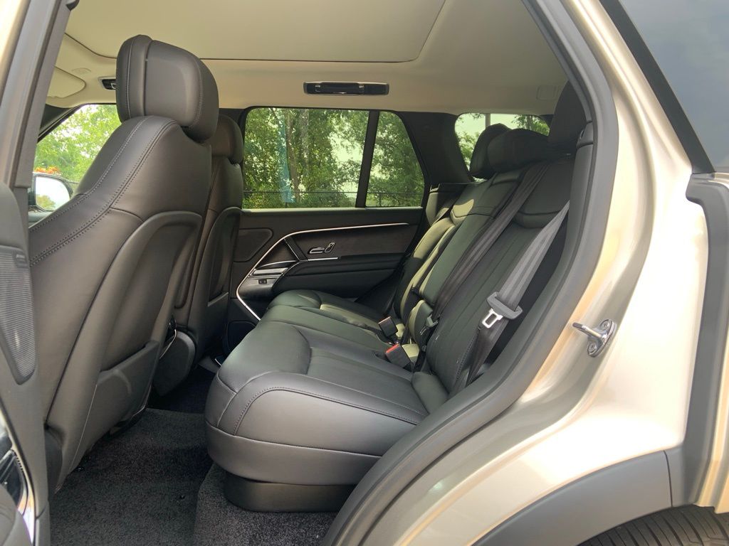 2025 Land Rover Range Rover SE photo 13
