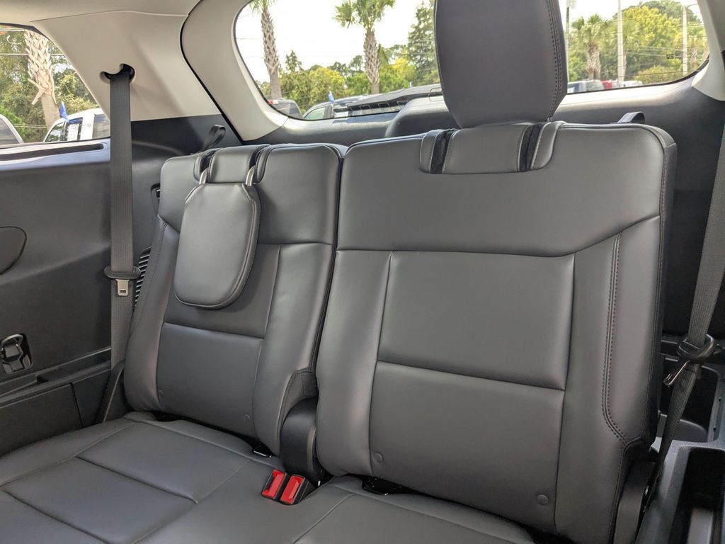2025 Ford Explorer photo 16