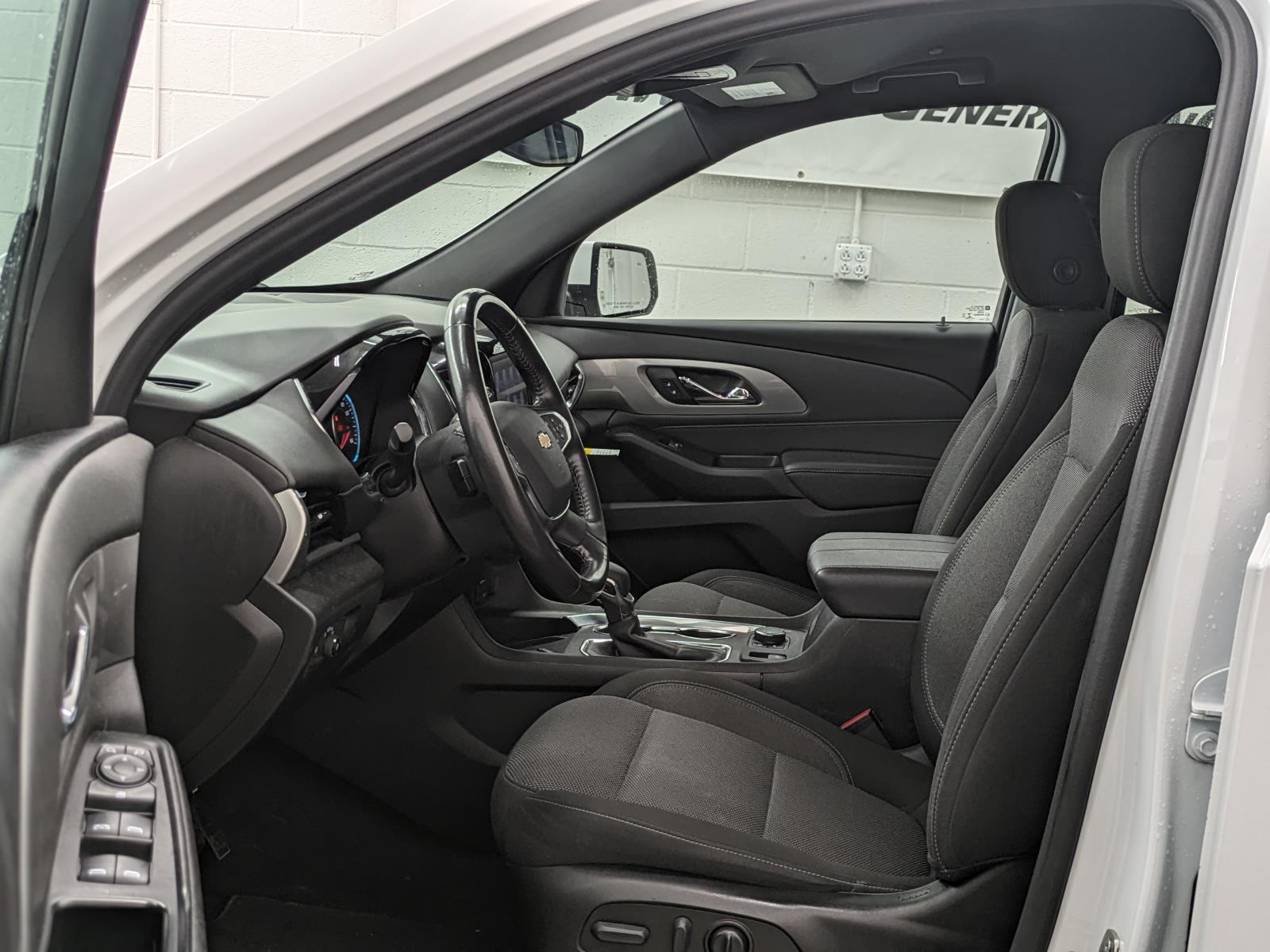 2022 Chevrolet Traverse Cloth photo 3
