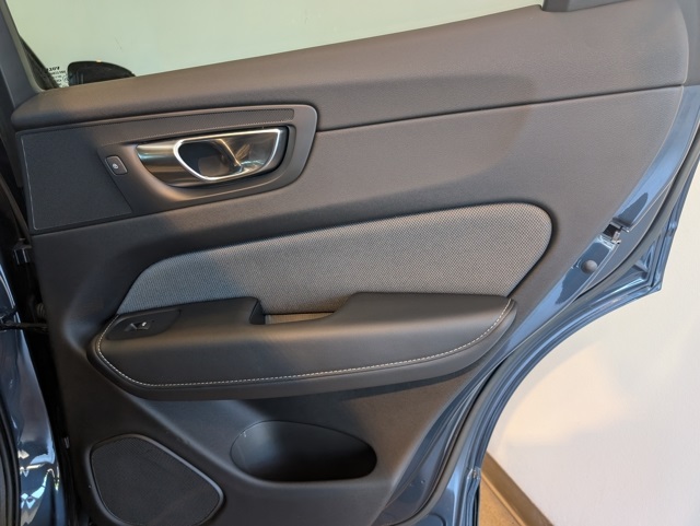 2022 Volvo XC60 R-Design photo 25