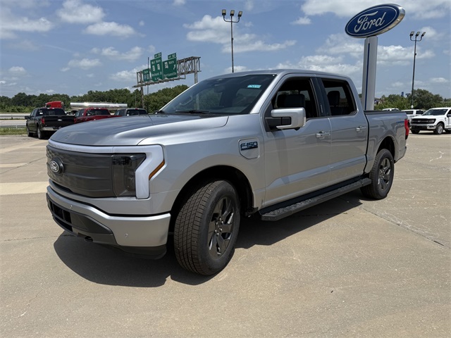 2025 Ford F-150 Lightning Lariat photo 4
