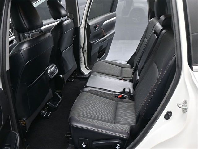 2016 Toyota Highlander LE photo 22