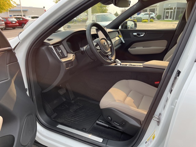 2026 Volvo XC60 B5 Plus photo 9