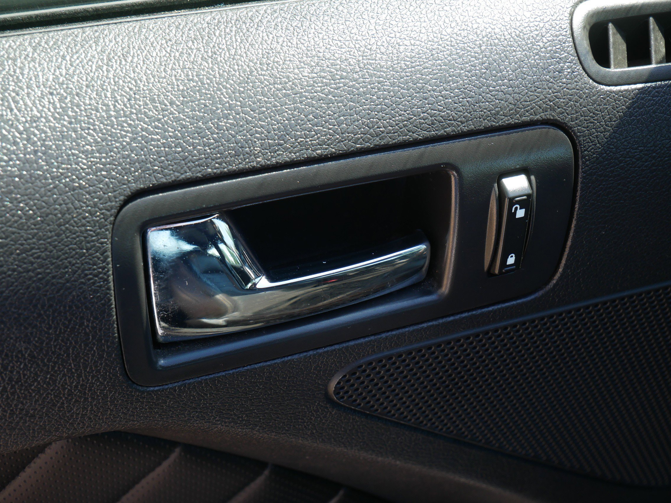 2014 Ford Mustang V6 Premium photo 16