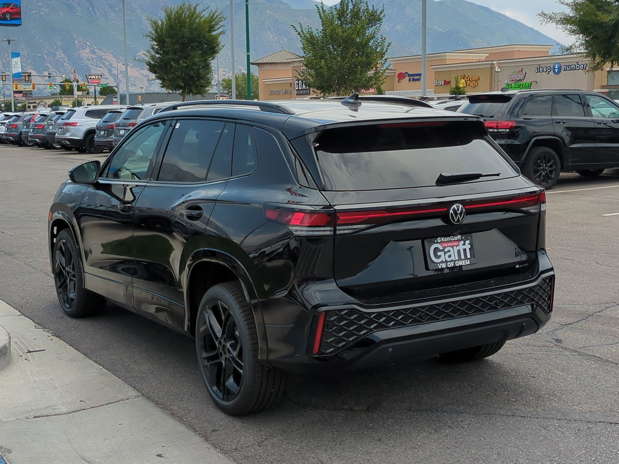 2025 Volkswagen Tiguan SE R-Line Black photo 3