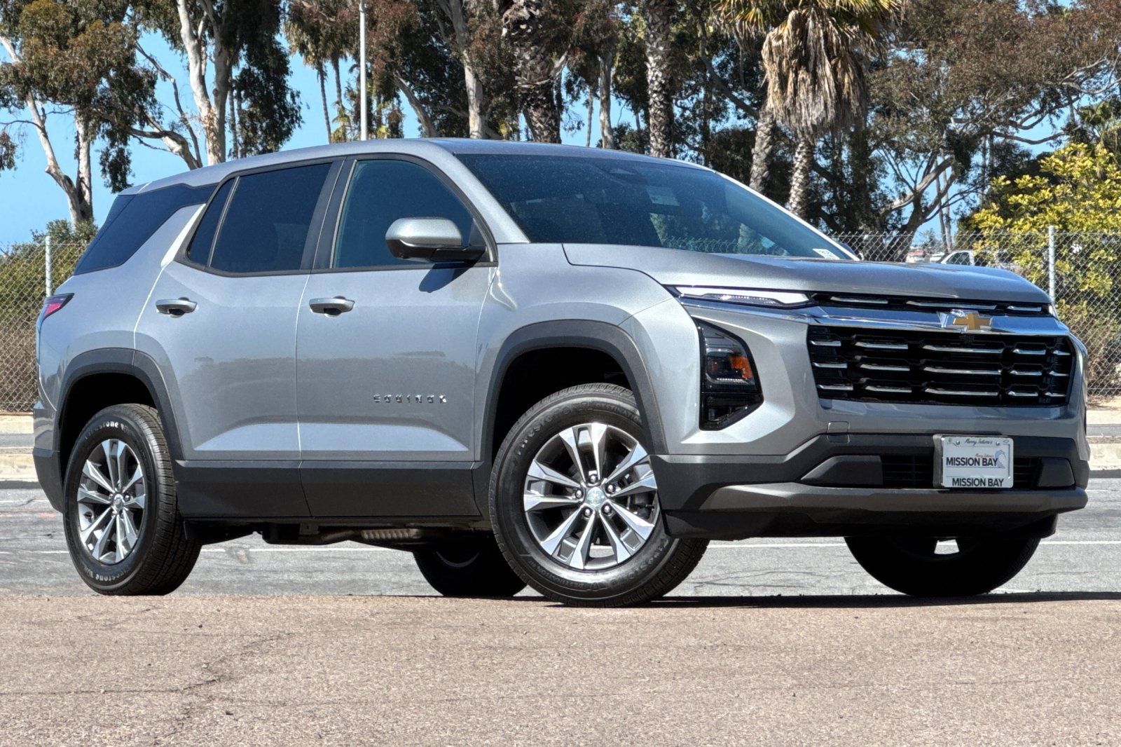 2025 Chevrolet Equinox LT photo 2