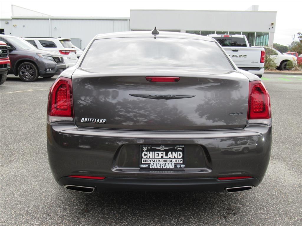 2022 Chrysler 300 Touring photo 4