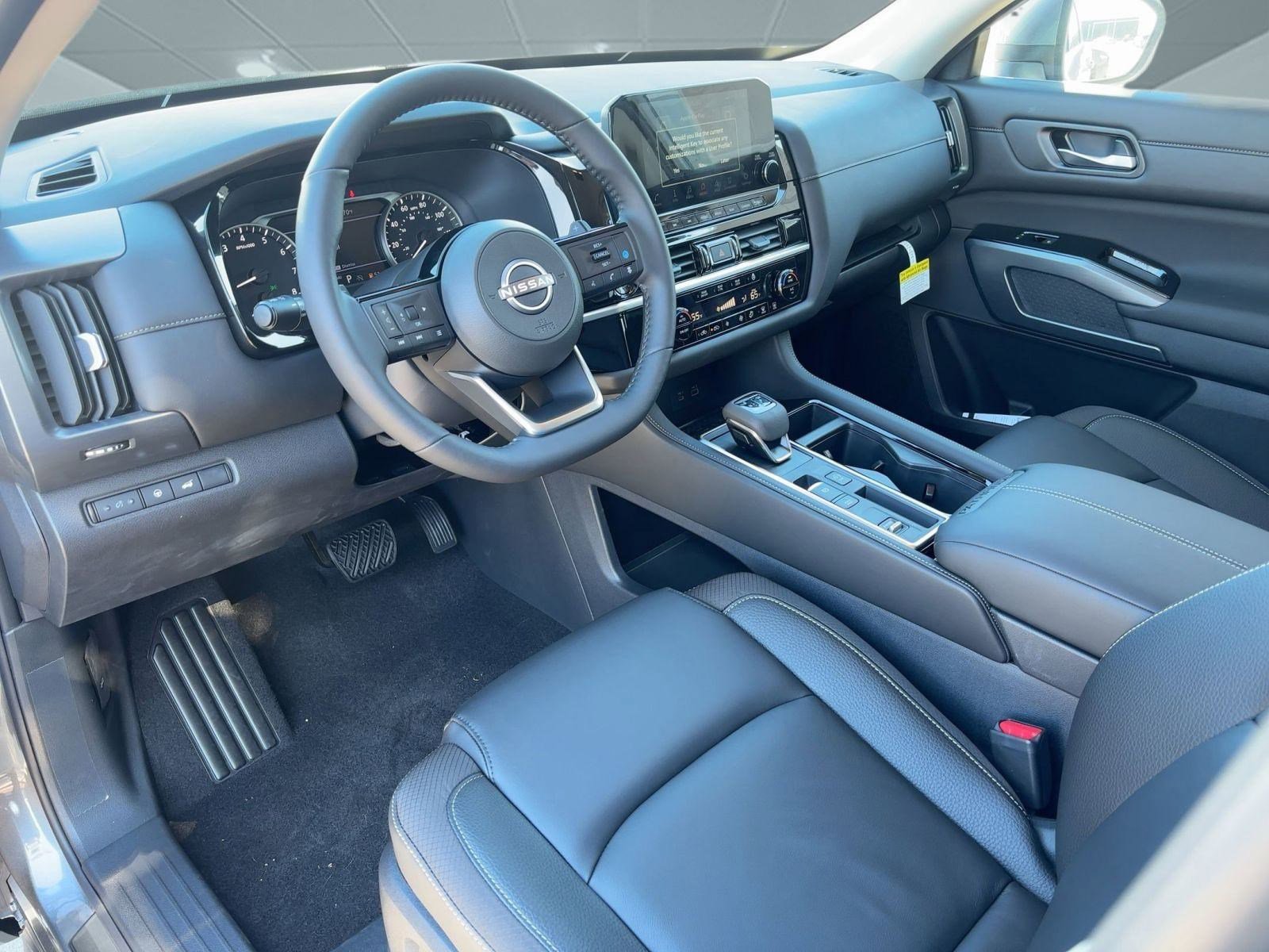 2025 Nissan Pathfinder SL photo 3