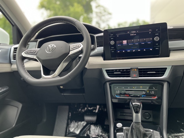 2025 Volkswagen Taos SE photo 4