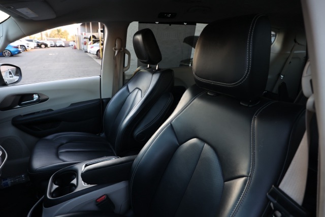 2023 Chrysler Pacifica Touring L photo 13