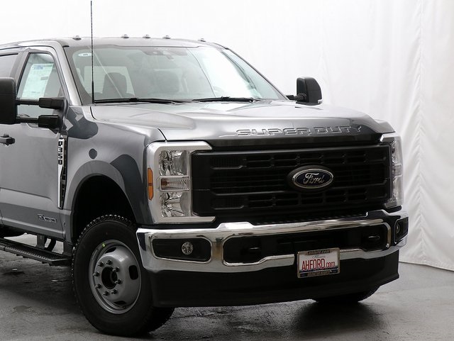 2025 Ford F-350 XL photo 2