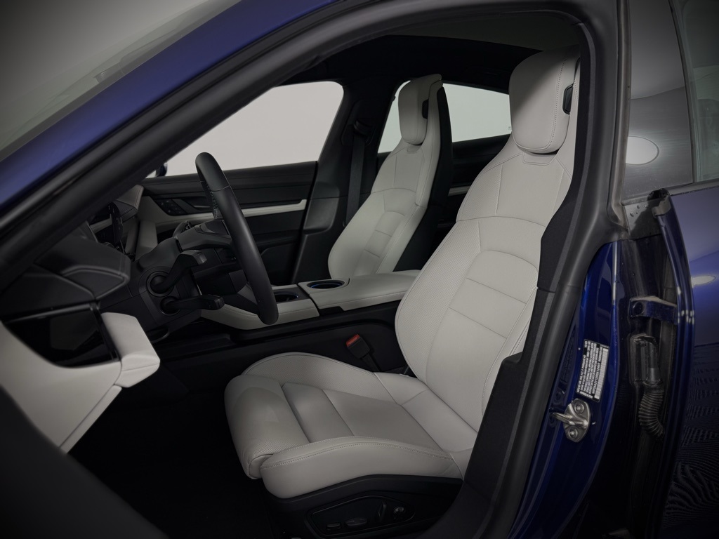 2024 Porsche Taycan photo 5