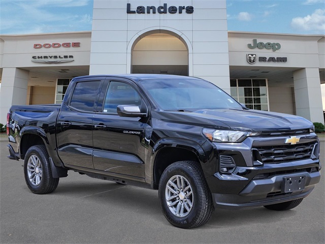 2024 Chevrolet Colorado LT photo 3