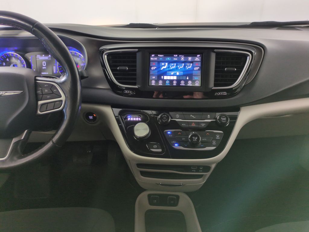 2020 Chrysler Pacifica Touring photo 16