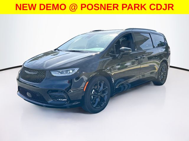 2026 Chrysler Pacifica Select's photo