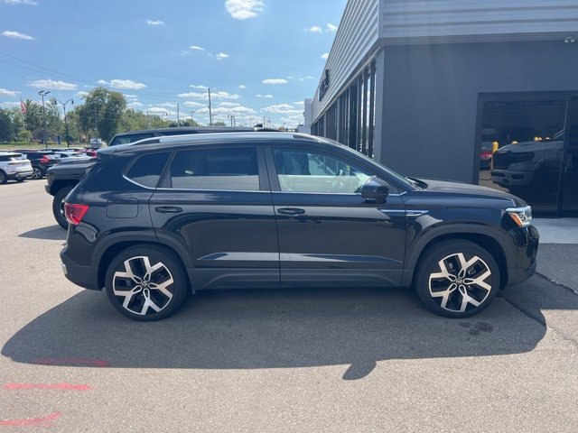 2023 Volkswagen Taos SEL photo 2