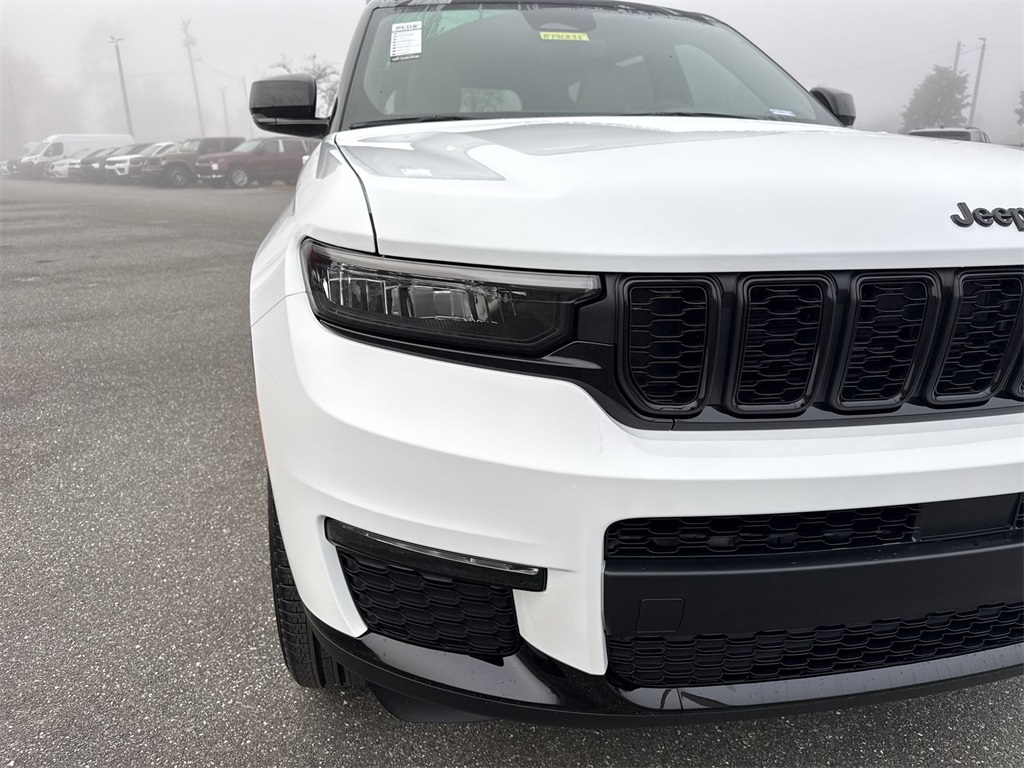 2025 Jeep Grand Cherokee Limited photo 3