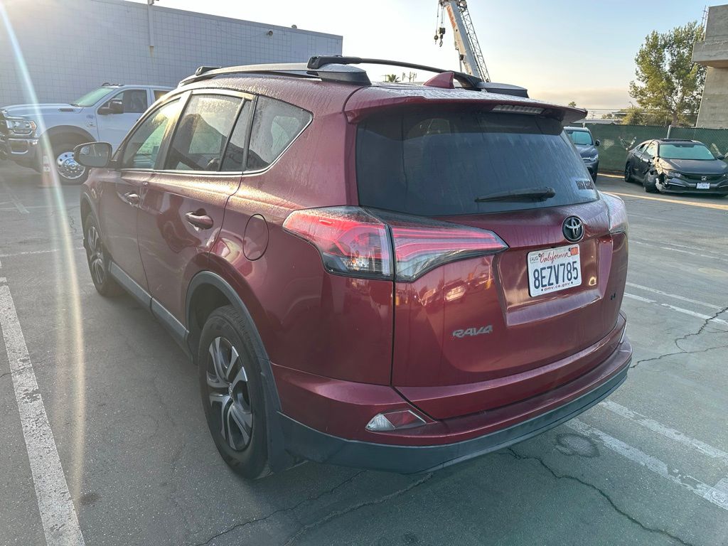 2018 Toyota RAV4 LE photo 4