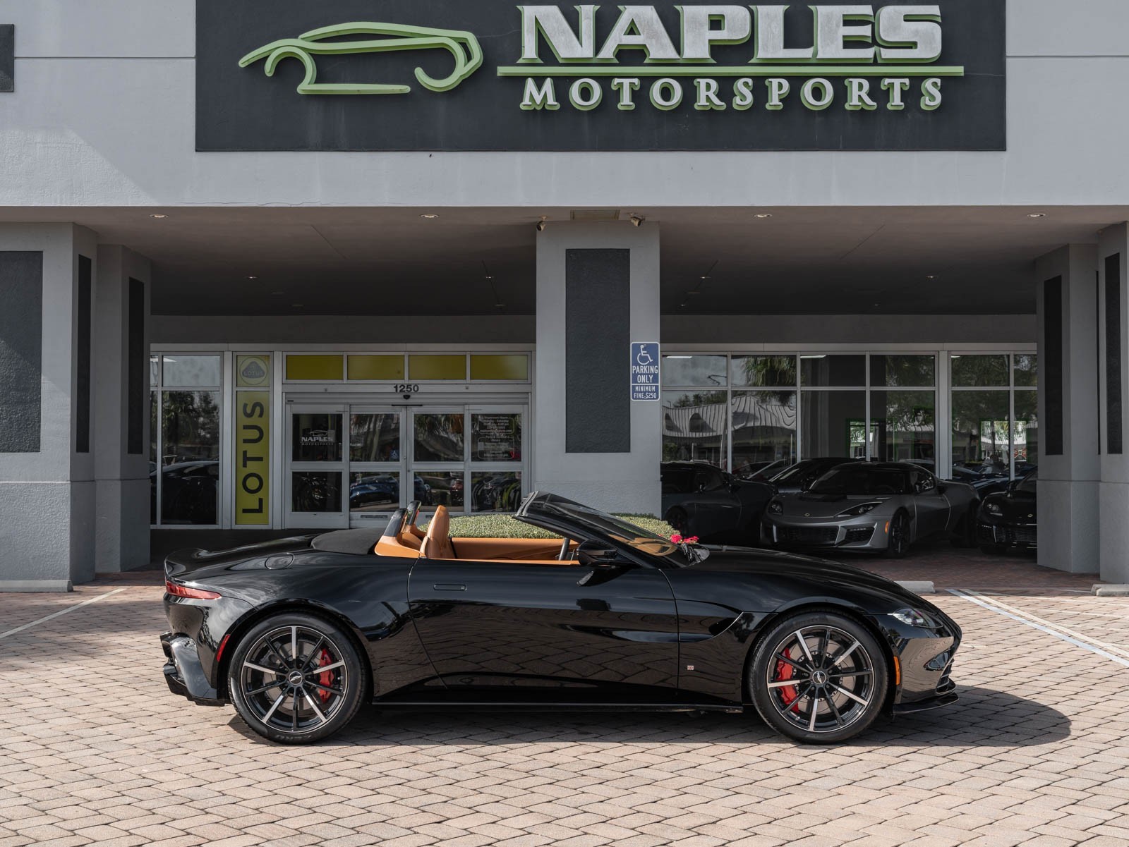 2021 Aston Martin Vantage photo 33