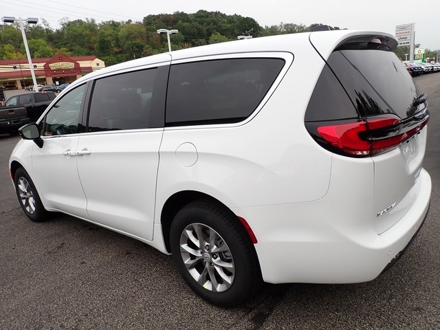 2026 Chrysler Pacifica photo 3